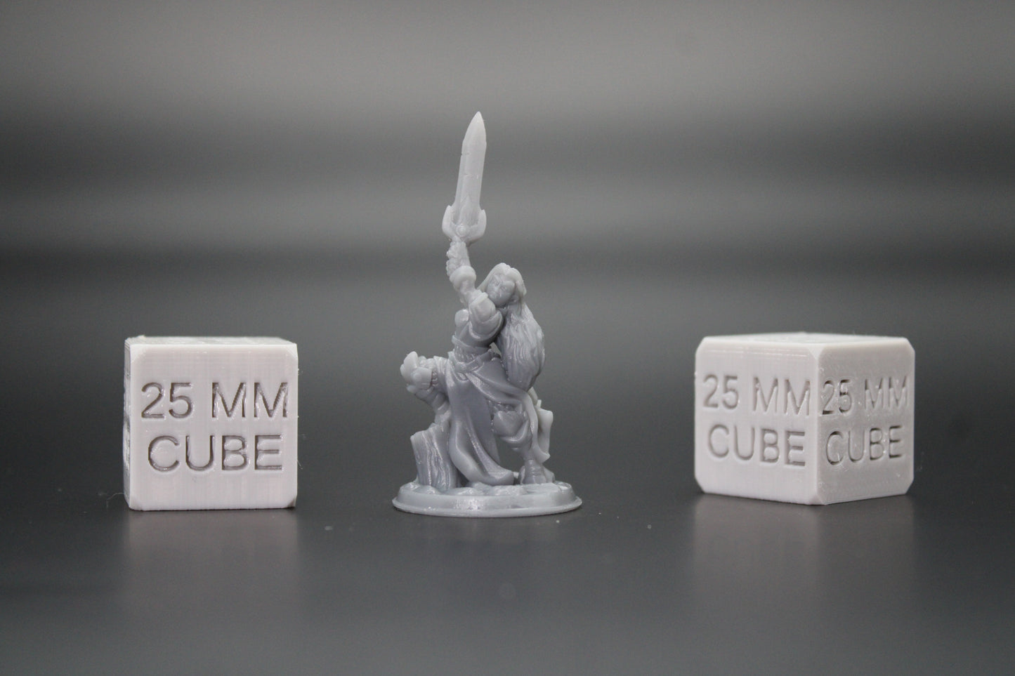 Fighter Warrior Female Great Sword Foot on Stump 32mm Miniature Dnd Skirmish