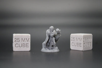 Cleric Paladin Female with Great War Hammer & Amulet 32mm Miniature Dnd Skirmish