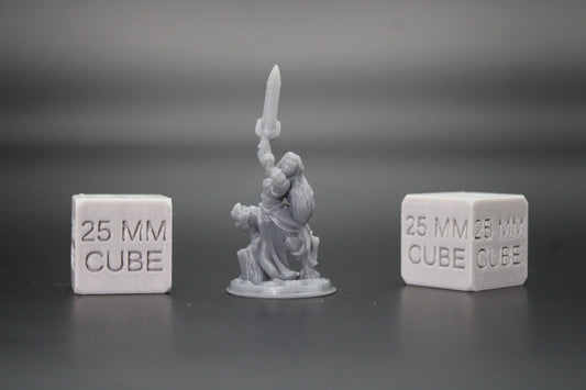 Fighter Warrior Female Great Sword Foot on Stump 32mm Miniature Dnd Skirmish