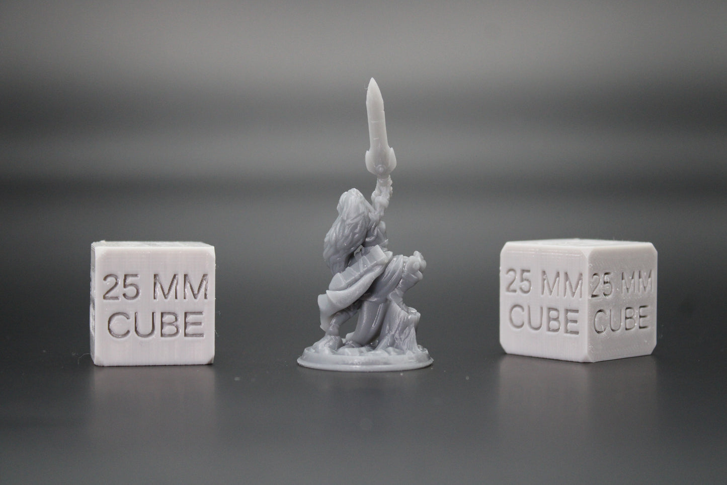 Fighter Warrior Female Great Sword Foot on Stump 32mm Miniature Dnd Skirmish